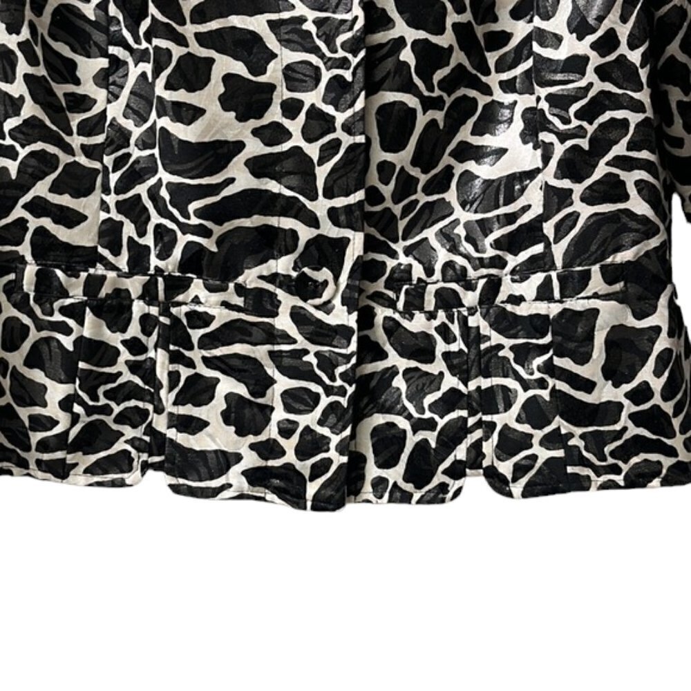 Chico's Women's Shiny Black & White Giraffe Print Cropped Spring Jacket Medium - Picture 5 of 10